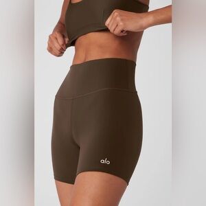 ALO 5” Airlift Energy Shorts in Espresso